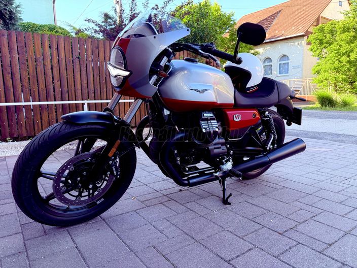 MOTO GUZZI V7