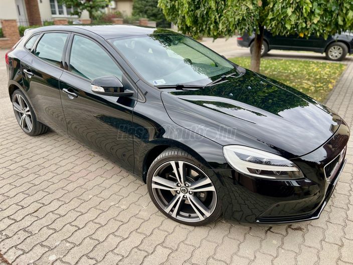 VOLVO V40 2.0 D [D3] Momentum Geartronic