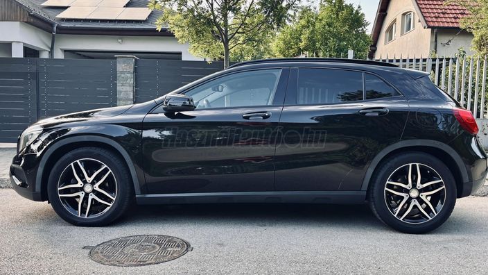 MERCEDES-BENZ GLA 200