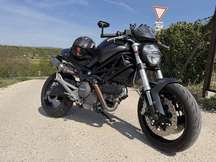 DUCATI MONSTER 696
