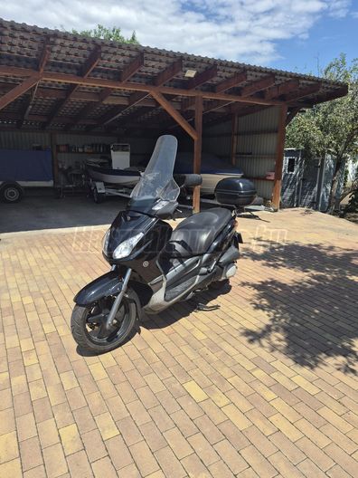 YAMAHA X-MAX 250