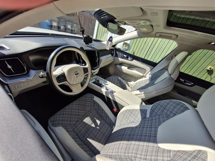 VOLVO XC60 2.0 [B4] MHEV Momentum Pro AWD Geartronic
