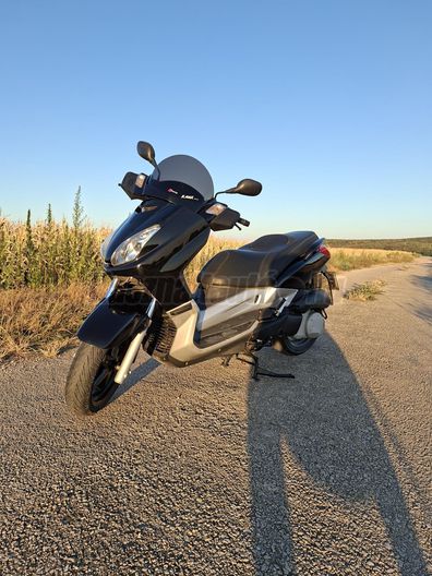 YAMAHA X-MAX 250