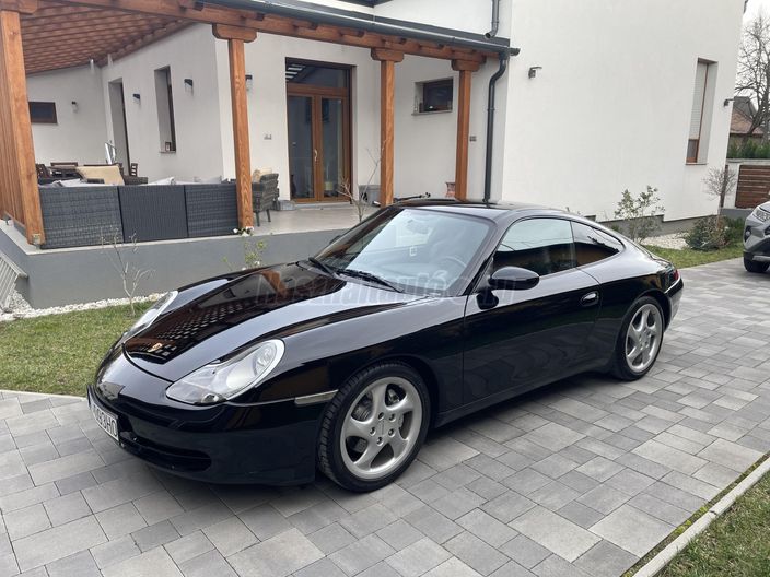 PORSCHE 911 Carrera 4