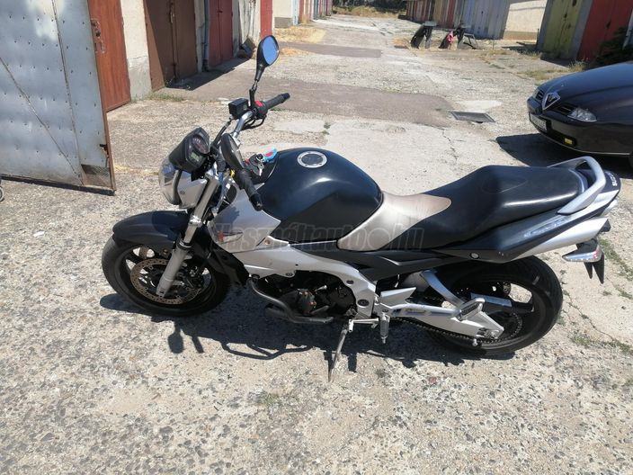 SUZUKI GSR 600