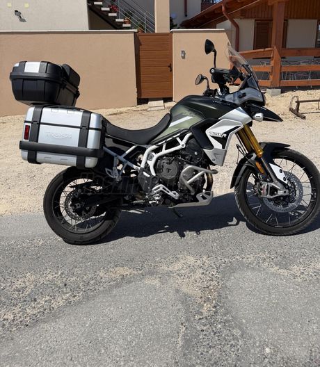 TRIUMPH TIGER 900