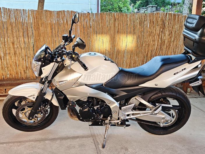 SUZUKI GSR 600