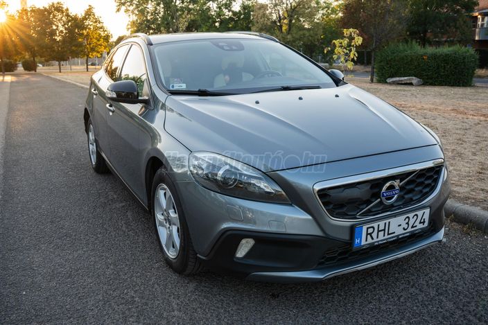VOLVO V40 Cross Country 2.0 D [D3] Momentum Geartronic
