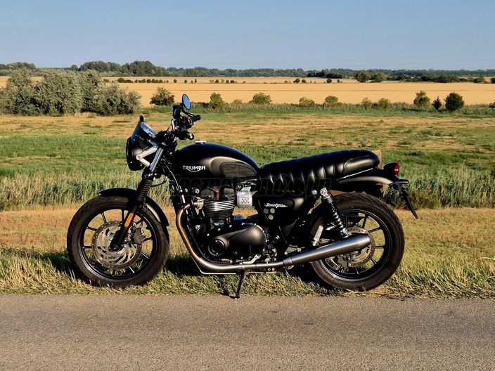 TRIUMPH STREET TWIN