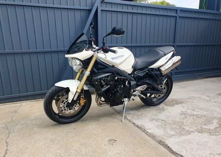 TRIUMPH STREET TRIPLE 675