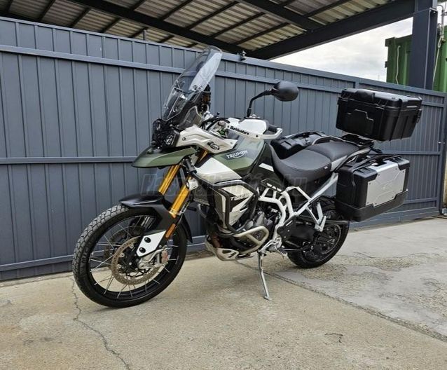 TRIUMPH TIGER 900