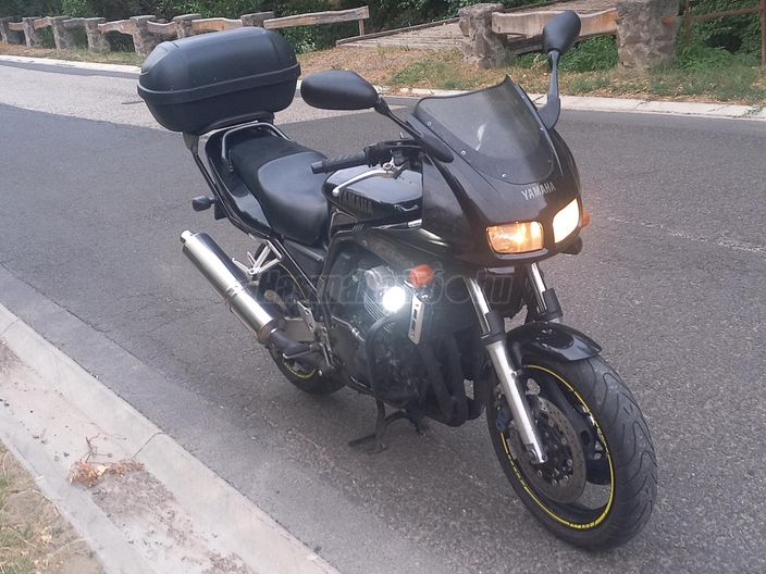 YAMAHA FZS 600 (FAZER)