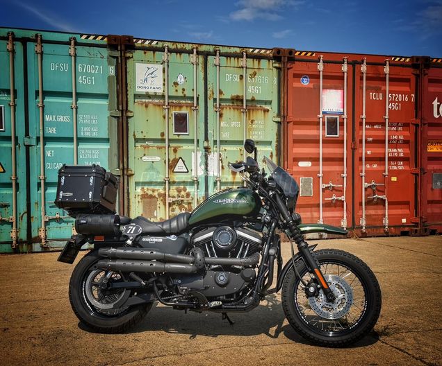 HARLEY-DAVIDSON SPORTSTER 883 R