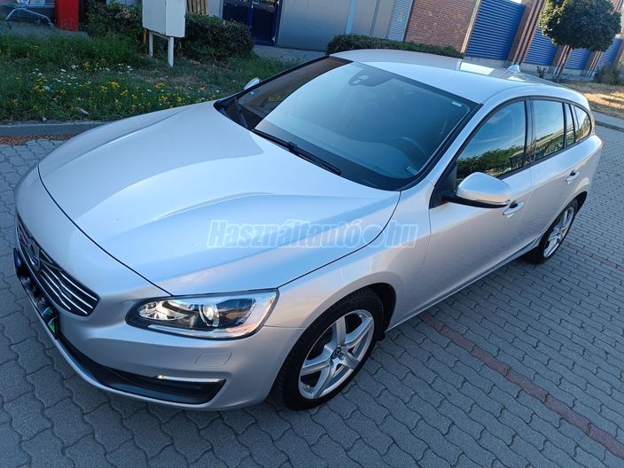 VOLVO V60 2.0 D [D4] R-Design Momentum