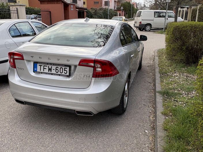VOLVO S60 2.0 D [D4] Momentum Geartronic