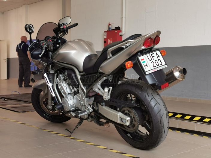 YAMAHA FZS 1000 (FAZER)