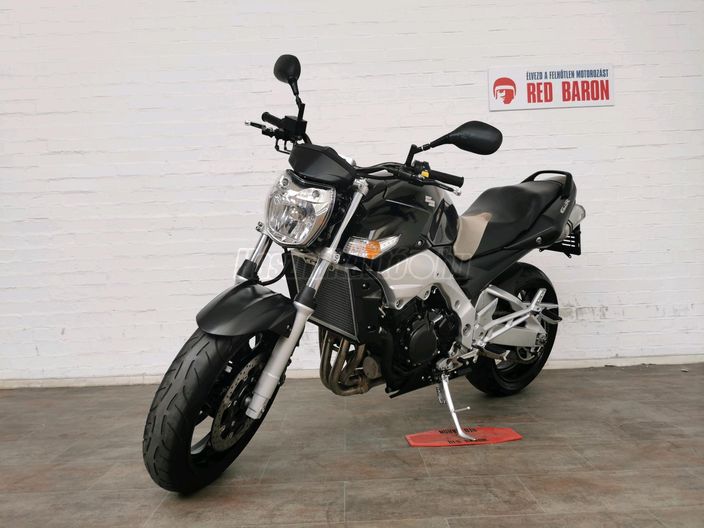 SUZUKI GSR 600