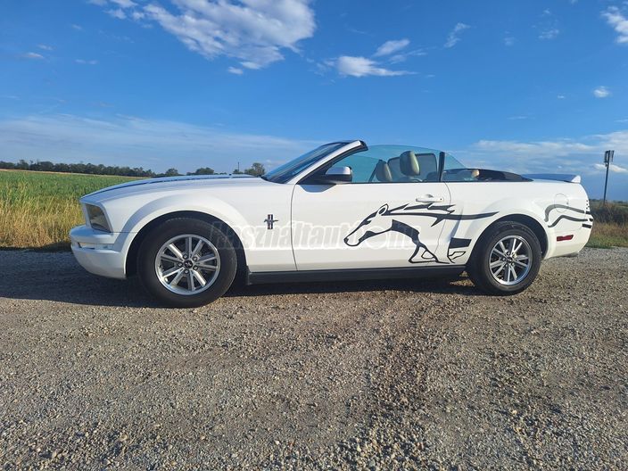 FORD MUSTANG