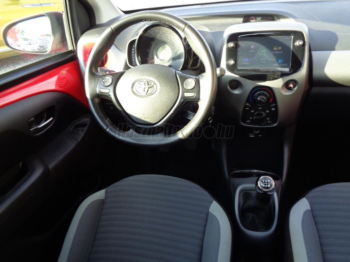 TOYOTA AYGO 1.0 x-play