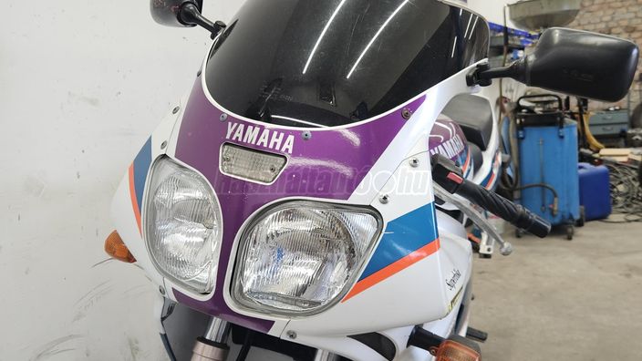 YAMAHA FZR 600