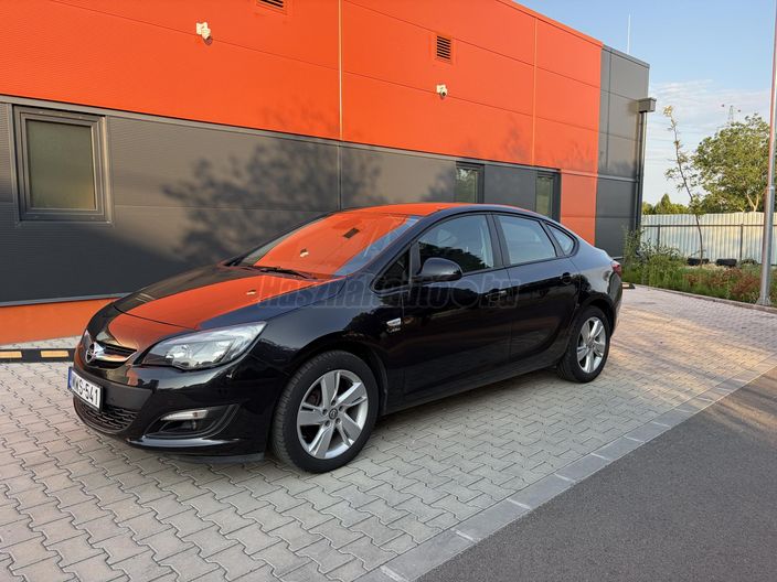 OPEL ASTRA J 1.6 Cosmo