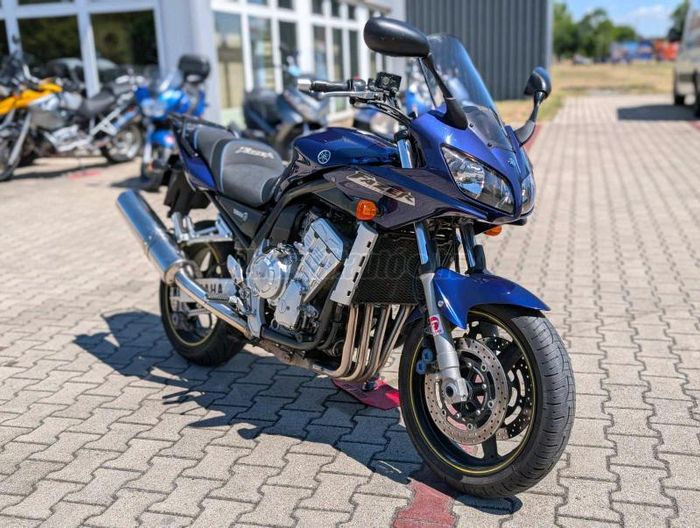 YAMAHA FZS 1000 (FAZER)