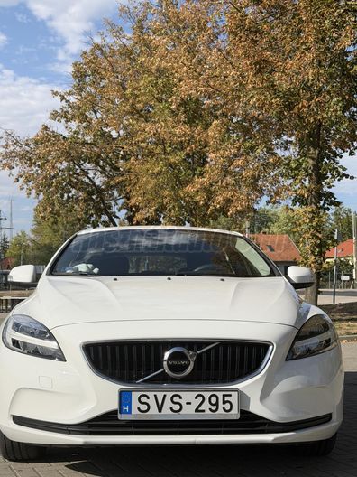 VOLVO V40 2.0 [T3] Momentum