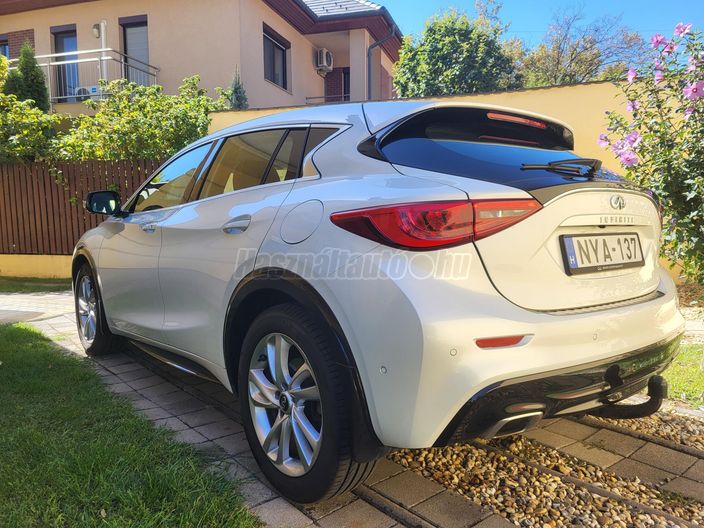 INFINITI Q30 1.6t Premium Tech