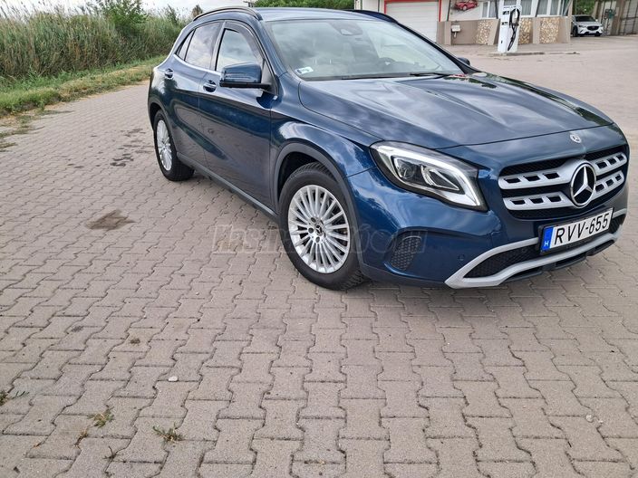 MERCEDES-BENZ GLA 220 4Matic 7G-DCT