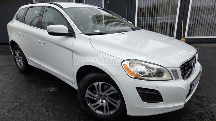 VOLVO XC60 2.4 D [D4] Momentum Geartronic