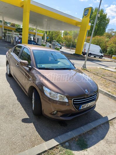 PEUGEOT 301 1.6 VTi Allure