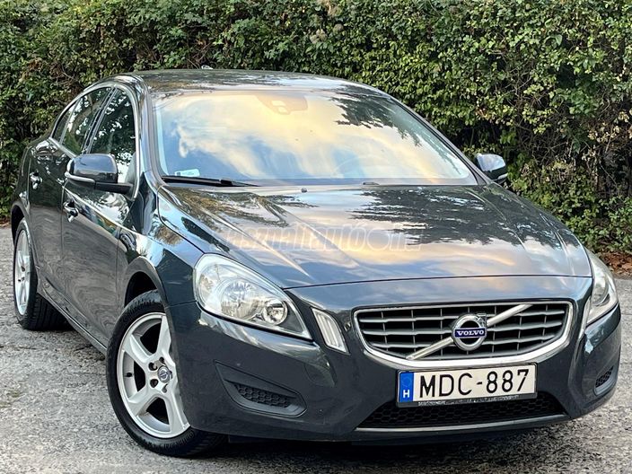 VOLVO S60 2.0 D [D3] Momentum Geartronic