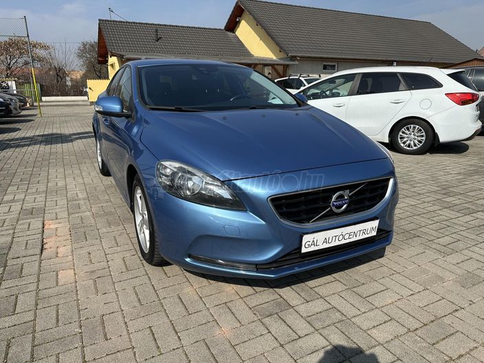 VOLVO V40 2.0 D [D4] Momentum