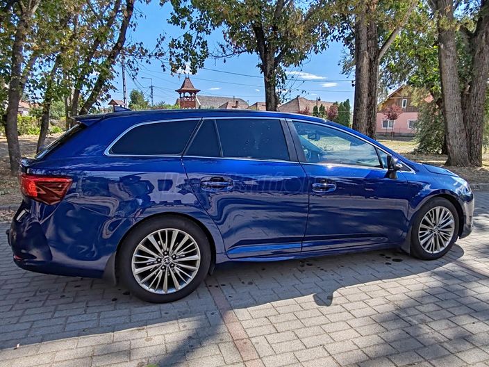 TOYOTA AVENSIS Touring Sports 1.8 Active