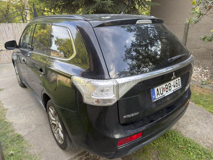 MITSUBISHI OUTLANDER 2.0 PHEV Instyle Navi 4WD CVT