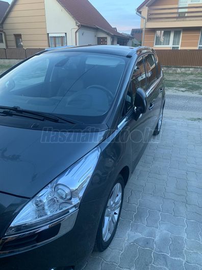 PEUGEOT 5008 1.6 THP Premium