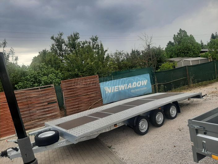 NIEWIADOW Új!5.5x2.1m/3500kg.3 tengelyes.burkolt közepű tréler!!