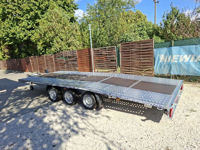 NIEWIADOW Új!5.5x2.1m/3500kg.3 tengelyes.burkolt közepű tréler!!