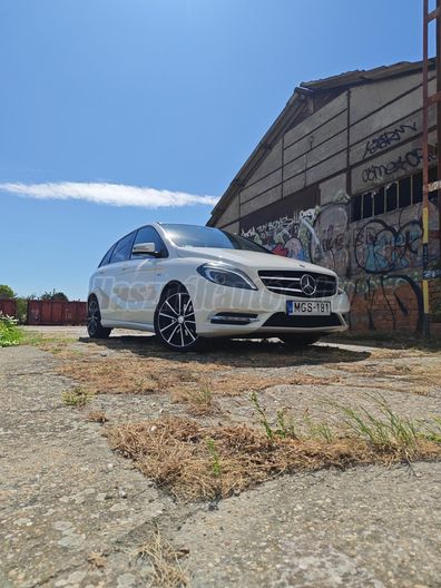 MERCEDES-BENZ B 180