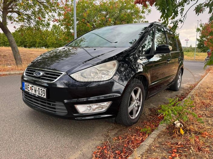 Eladó Ford Galaxie 7 személyes autó fotó előről