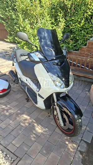 YAMAHA X-MAX 250