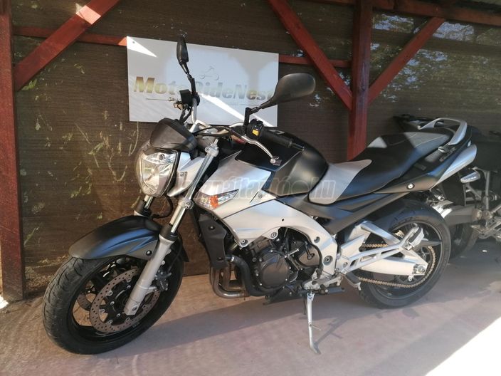 SUZUKI GSR 600