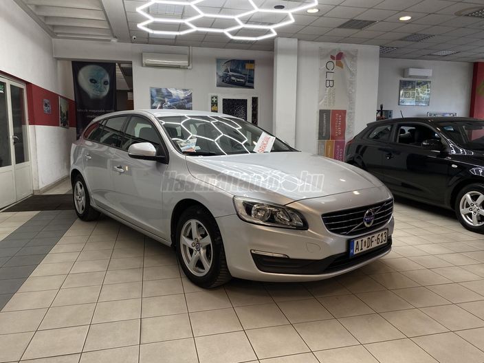 VOLVO V60 1.6 D [D2] Momentum Powershift