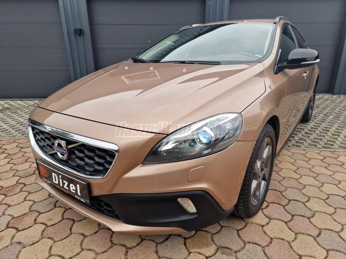 VOLVO V40 Cross Country 2.0 D [D3] Momentum