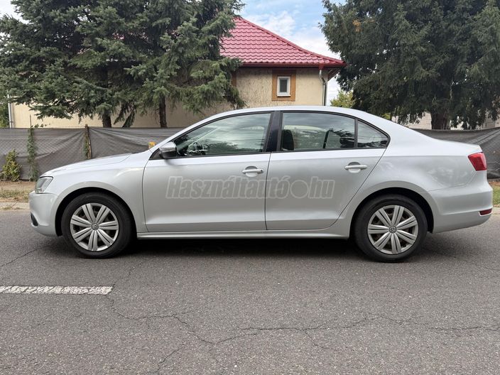 VOLKSWAGEN JETTA VI 1.6 CR TDI Trendline