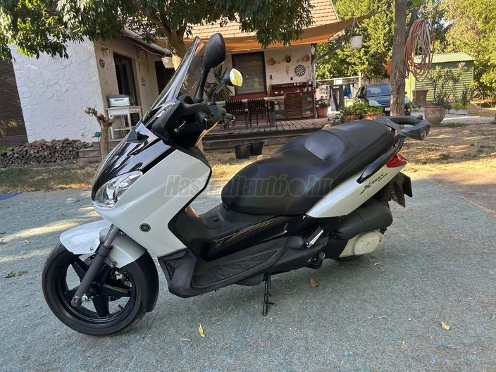 YAMAHA X-MAX 250