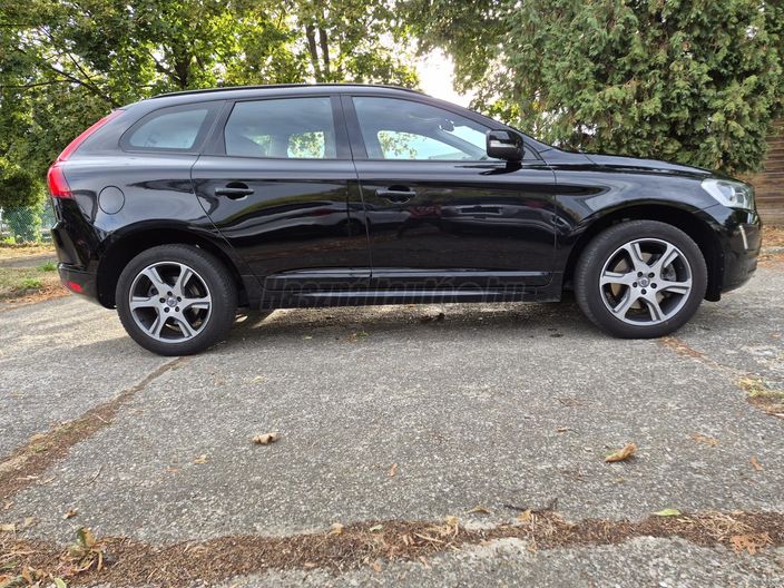 VOLVO XC60 2.0 D [D3] Momentum FWD