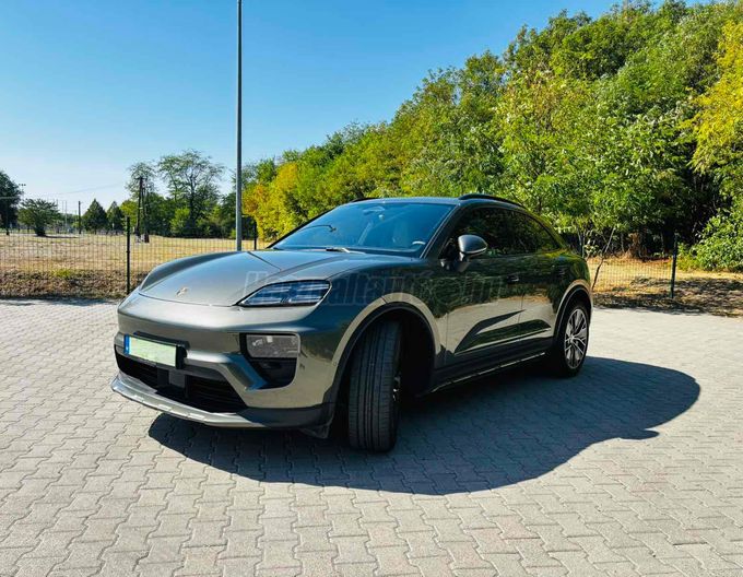 PORSCHE MACAN 4