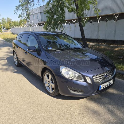 VOLVO V60 2.0 D [D4] Momentum Geartronic