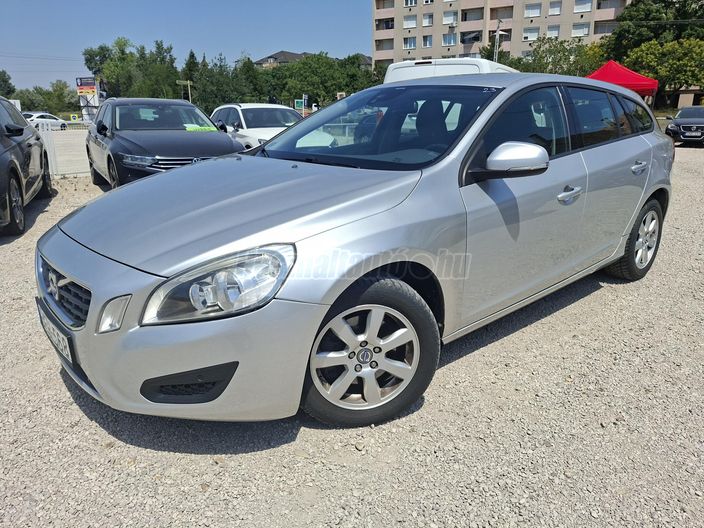 VOLVO V60 2.0 D [D4] Momentum Geartronic